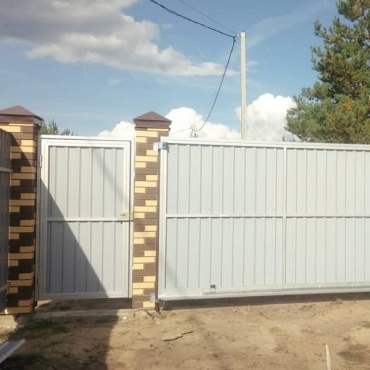 Откатные ворота металлические с боковой калиткой 3300x2500