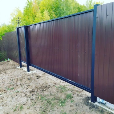 На винтовых сваях откатные ворота из сэндвич-панели 3200x2500