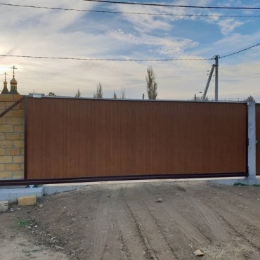 Ворота откатные на рельсе отделка под дерево 2700x2100